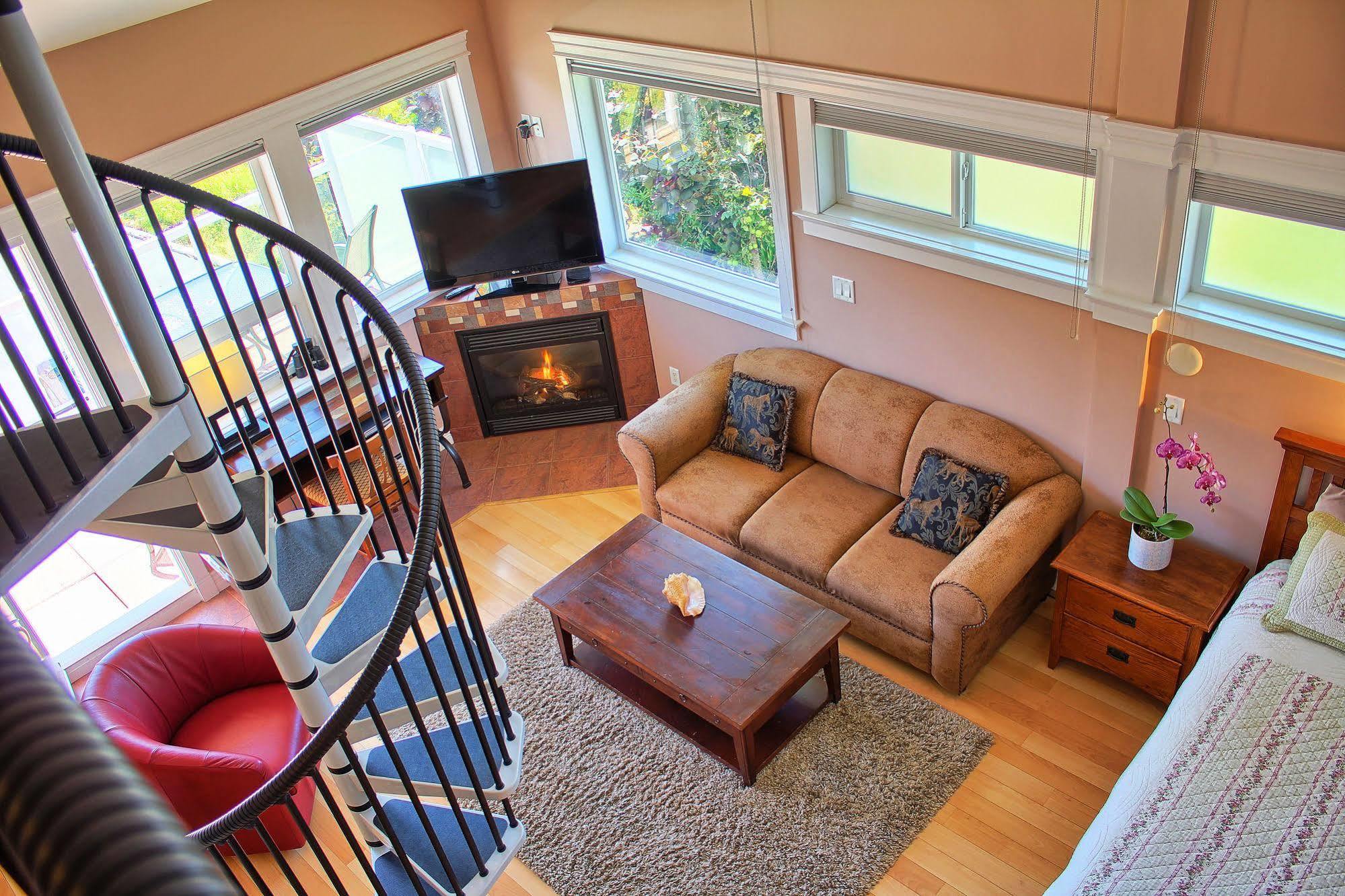 Birds Of A Feather Victoria Oceanfront Studio Suites Colwood Zewnętrze zdjęcie