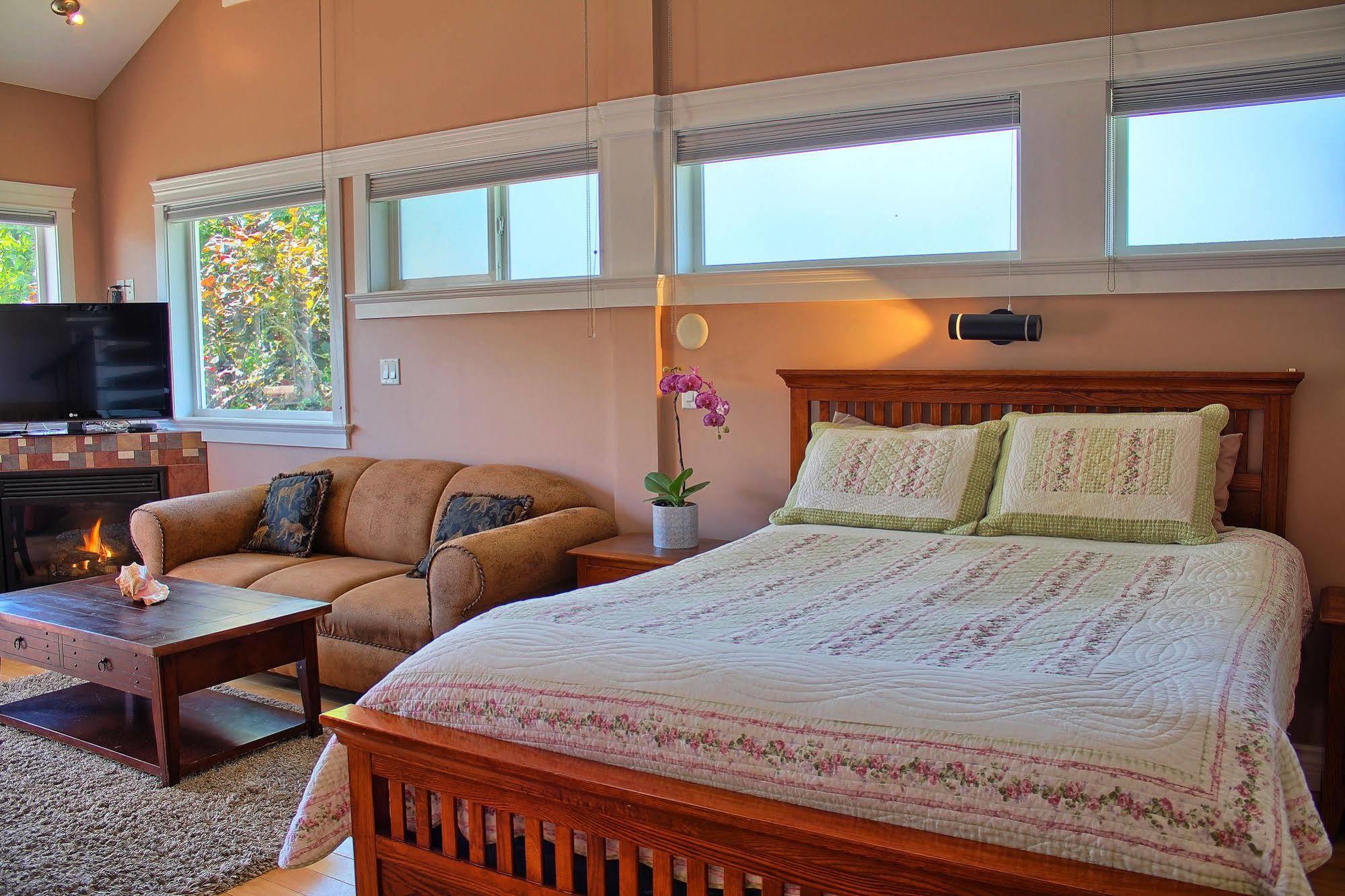 Birds Of A Feather Victoria Oceanfront Studio Suites Colwood Zewnętrze zdjęcie