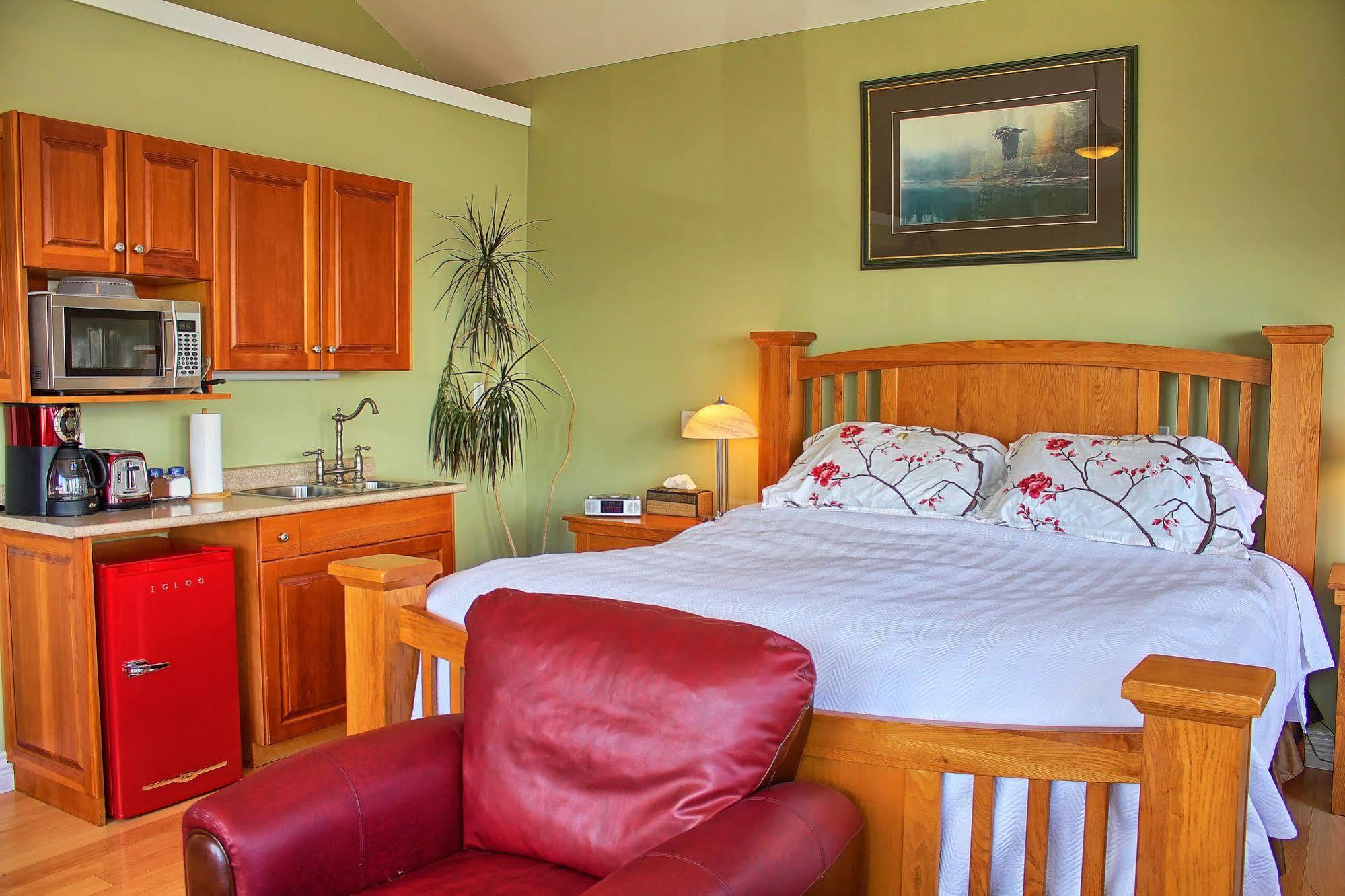Birds Of A Feather Victoria Oceanfront Studio Suites Colwood Zewnętrze zdjęcie